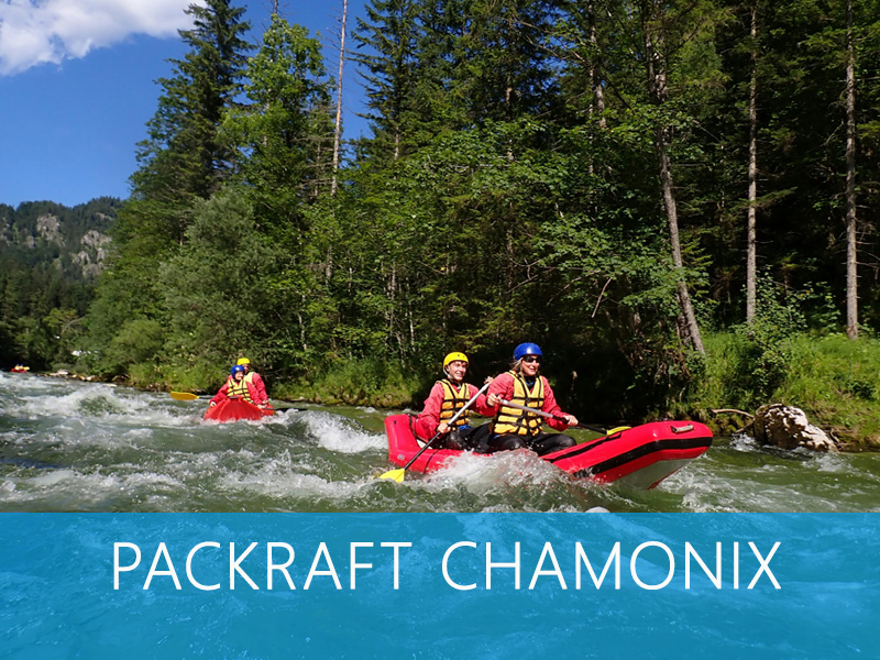 Explorateur en packraft pagayant sur une rivière de montagne cristalline.