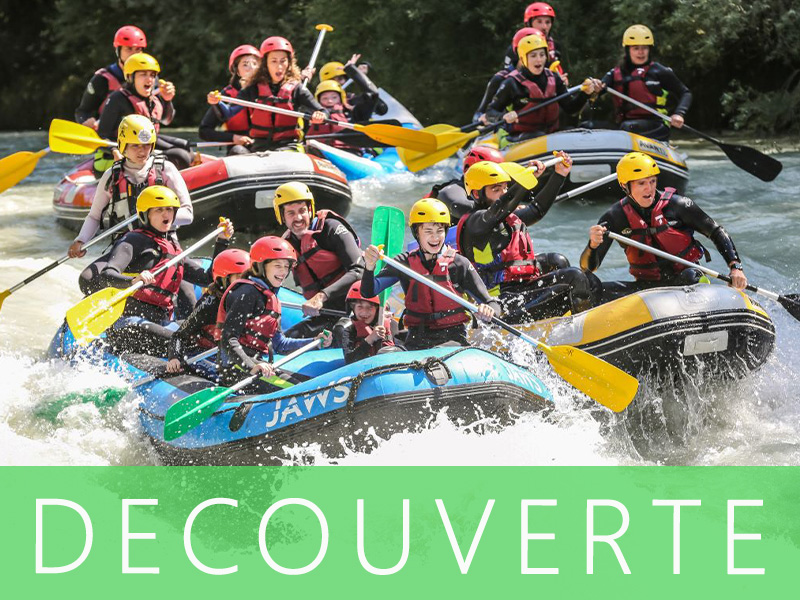 Initiation au rafting sur une rivière calme, idéale pour les débutants.